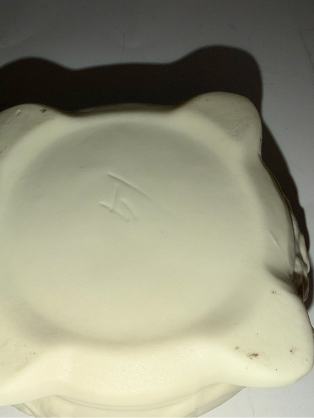 Vintage White Bisque Porcelain Footed Trinket Box - Picture 11 of 11